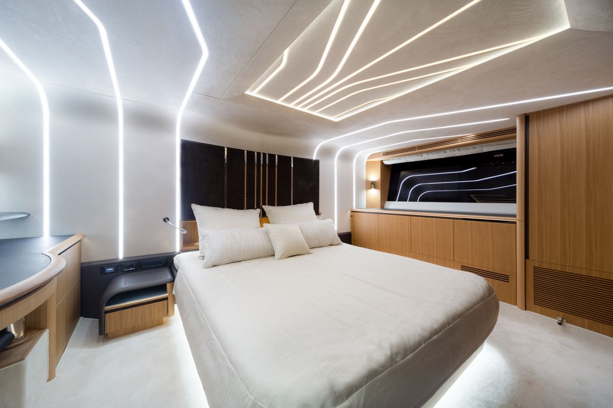 Galeon 680 FLY yacht