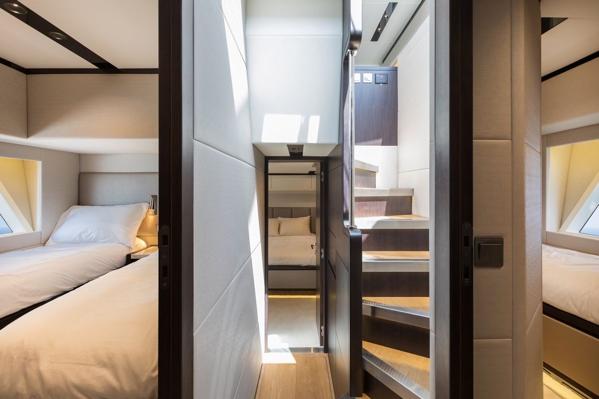 Majesty 62 yacht
