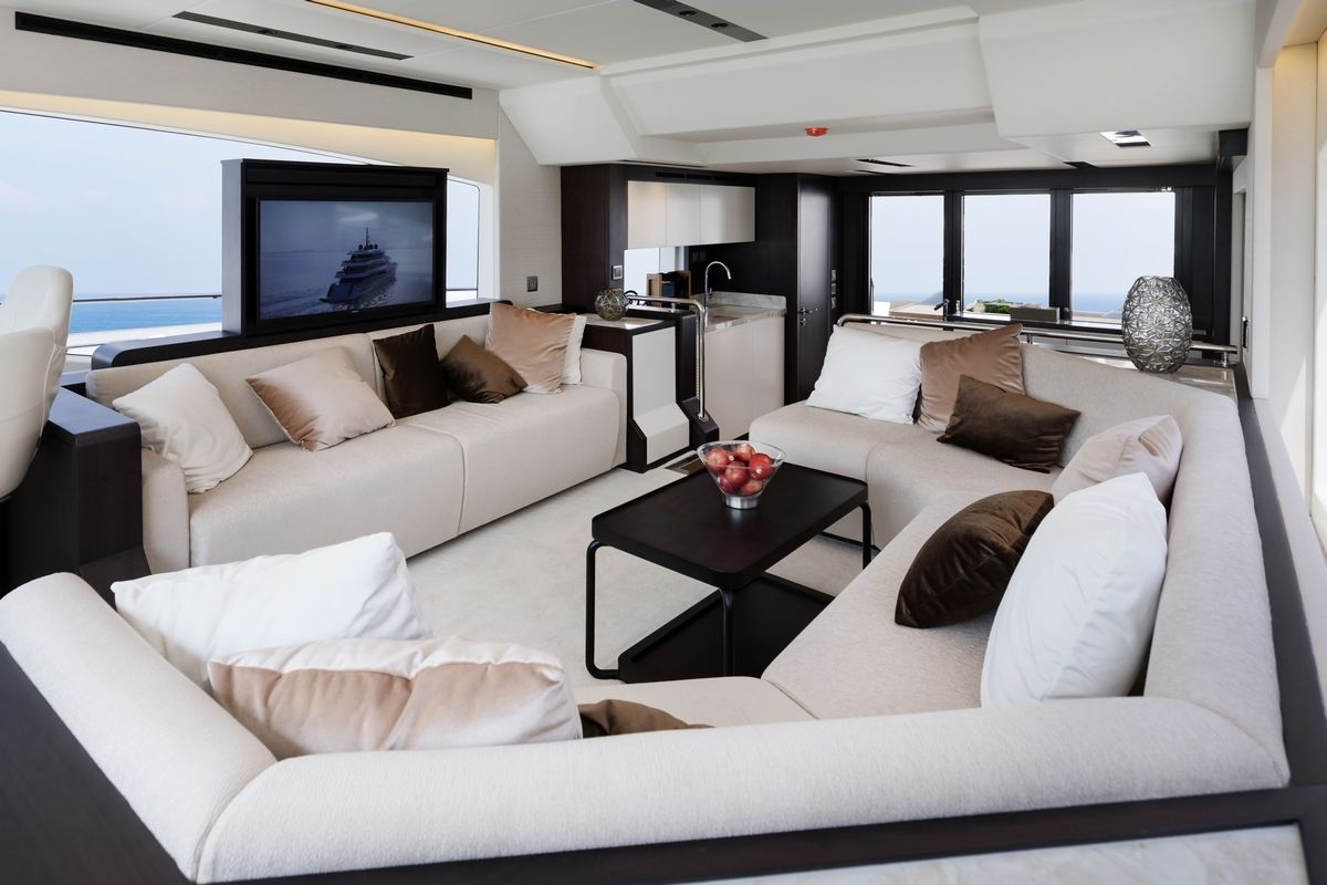 Majesty 62 yacht