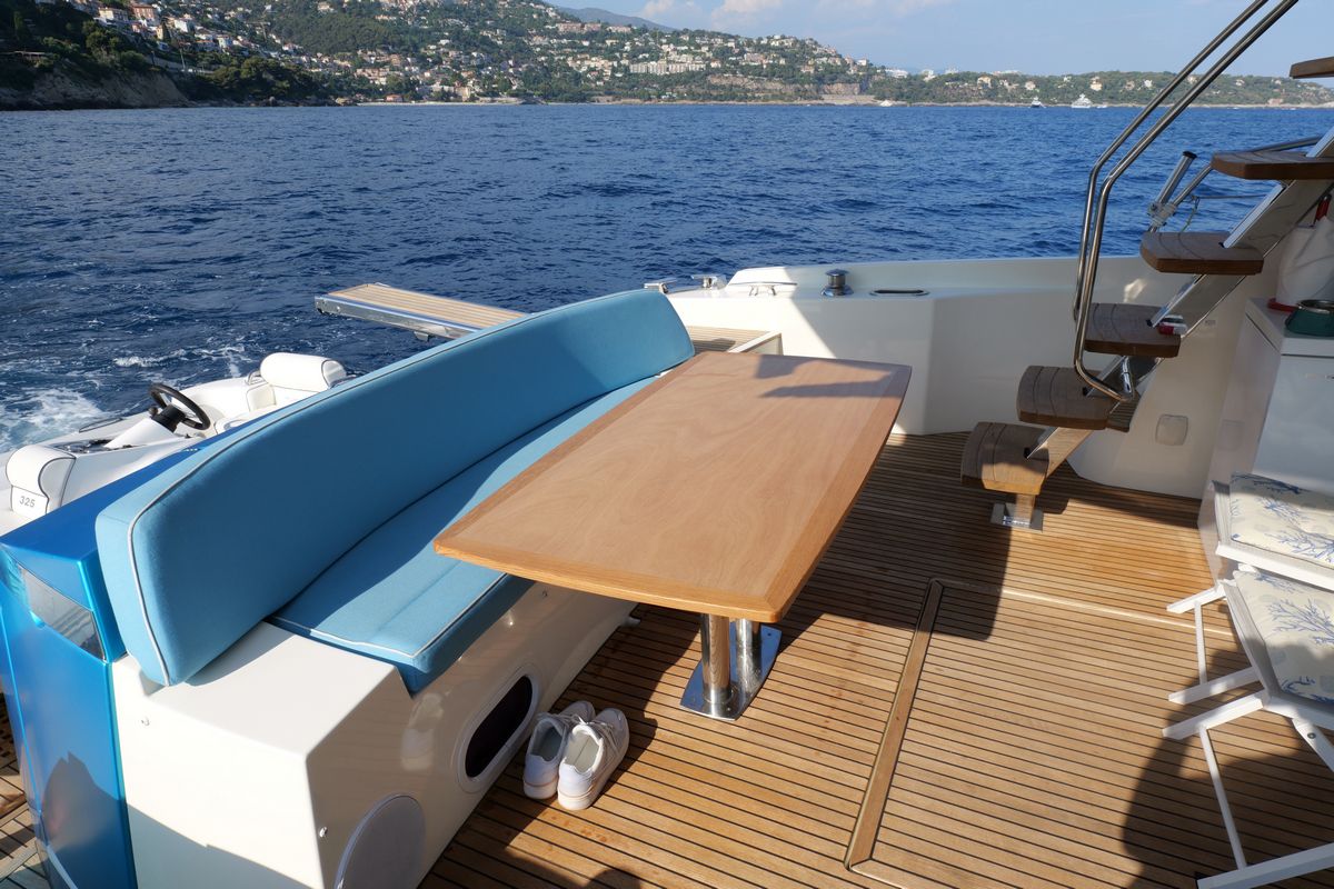 PRESTIGE 620 yacht