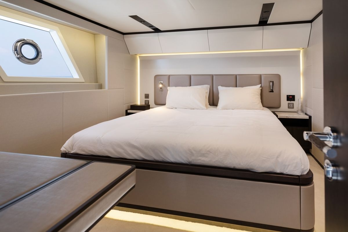 Majesty 62 yacht