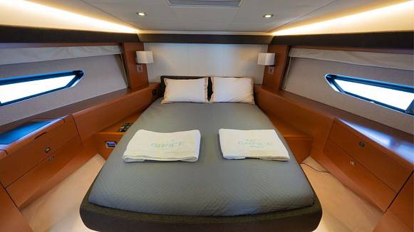 PRESTIGE 620 yacht