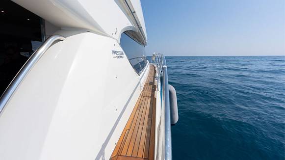 PRESTIGE 620 yacht