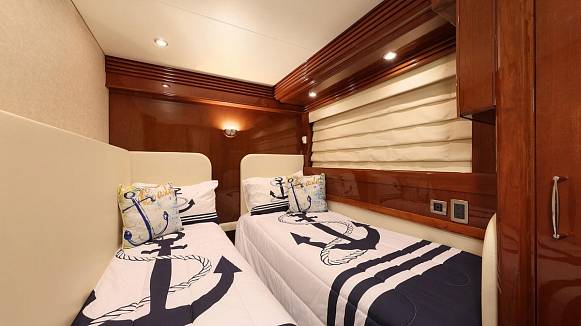 MARQUIS 690 FLY yacht