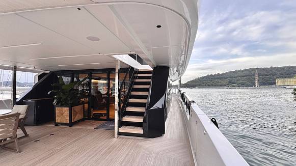 FERRETTI INFYNITO 90 yacht