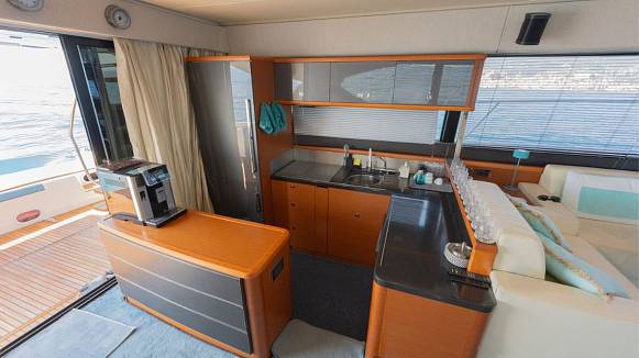 PRESTIGE 620 yacht