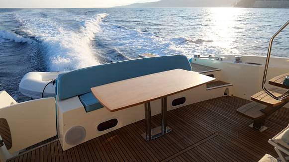 PRESTIGE 620 yacht