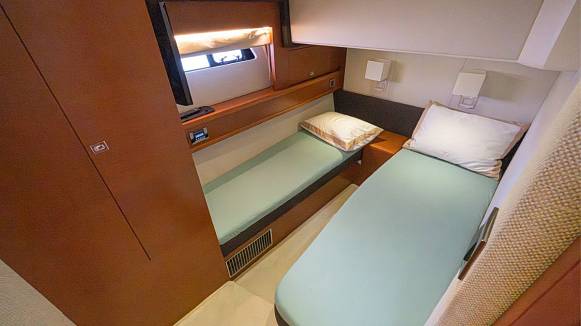 PRESTIGE 620 yacht