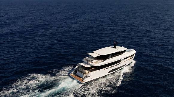 FERRETTI INFYNITO 90 yacht