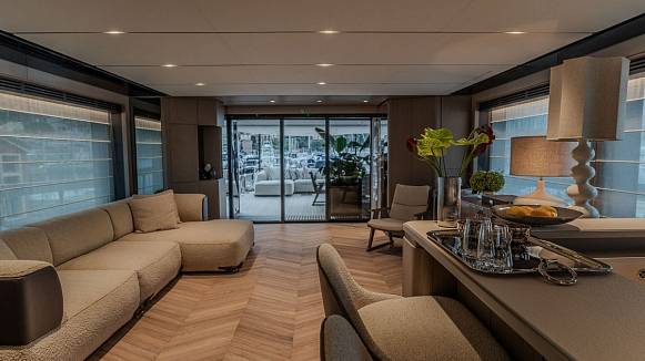 FERRETTI INFYNITO 90 yacht