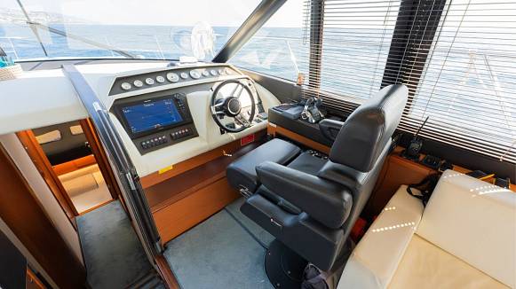 PRESTIGE 620 yacht