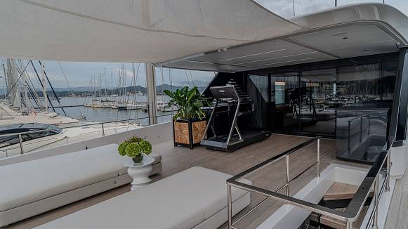 FERRETTI INFYNITO 90 yacht