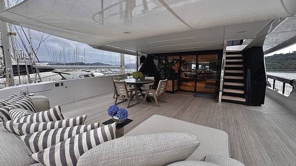 FERRETTI INFYNITO 90 yacht