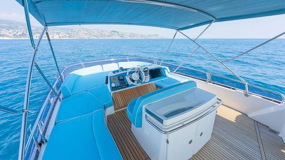PRESTIGE 620 yacht
