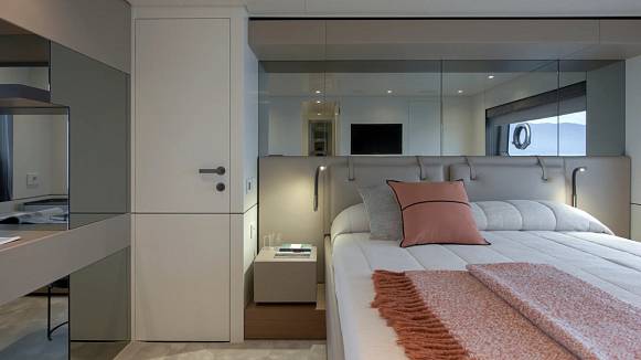 BGX 73 yacht