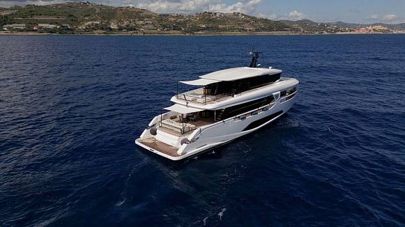 FERRETTI INFYNITO 90 yacht