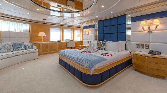 LADY AZUL yacht