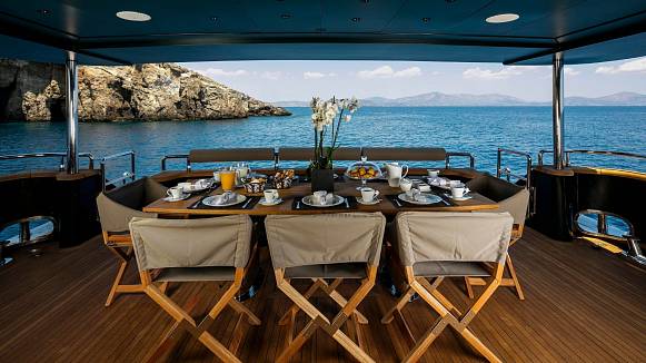 CAN'T REMEMBER yacht